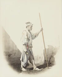 Japonec se zvonkem (ručně kolorovaná černobílá fotografie)