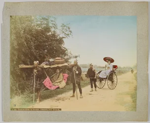 Jinrikisha & Kago, cestovní křeslo, Japonsko (ručně kolorovaná černobílá fotografie)