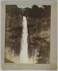 Kegon Falls, jezero Chuzenji, Nikko, Japonsko (ručně kolorovaná černobílá fotografie)
