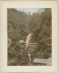 Vodopád Meraki, Kobe, Japonsko (ručně kolorovaná černobílá fotografie)