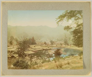 Chrám Miyajima, Japonsko (ručně kolorovaná černobílá fotografie)