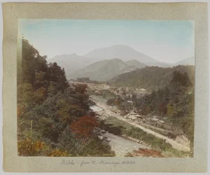 Nikko z hotelu Kanaya, Japonsko (ručně kolorovaná černobílá fotografie)