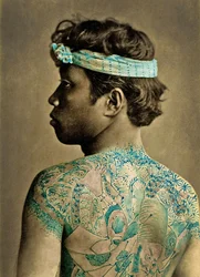 Portrét muže s tradičním japonským tetováním Irezumi, kolem roku 1880 (ručně kolorovaná fotoalba)