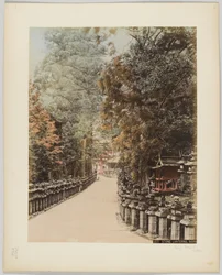 Kamenné lucerny, Nara, Japonsko, cca 1890 (ručně kolorovaná černobílá fotografie)