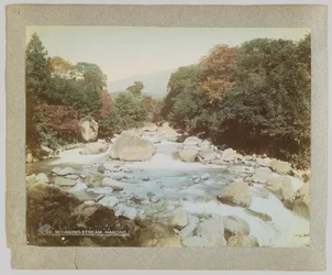 Stream v Miyagino, Hakone, prefektura Kanagawa, Japonsko (ručně kolorovaná černobílá fotografie)