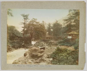 Čajovna na řece Daiya, poblíž Nikko, Japonsko (ručně kolorovaná černobílá fotografie)