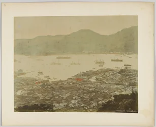Přístav v Nagasaki, Japonsko (ručně kolorovaná černobílá fotografie)