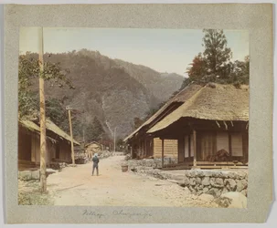 Vesnice Chuzenji, Nikko, Japonsko (ručně kolorovaná černobílá fotografie)