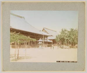 Chrám West Honganji, Kyoto, Japonsko (ručně kolorovaná černobílá fotografie)