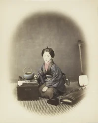 Žena s koto a šamisenem (ručně kolorovaná černobílá fotografie)