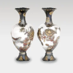 Pár váz Ozeki Studio, období Meiji, konec 19. století (keramika se zlatem a mědí)