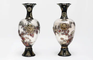 Pár váz Ozeki Studio, období Meiji, konec 19. století (keramika se zlatem a mědí)