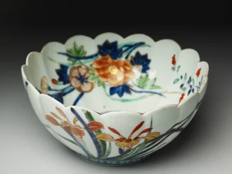 Mísa s rýhovanými stranami a vroubkovaným okrajem, ko-Imari ware, cca 1770-20 (hliněné nádobí s modrým podglazurním a přeglazovaným smaltem)