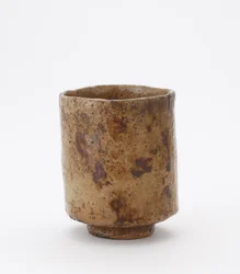 Válcová čajová mísa s nápisem, neznámá dílna Raku ware, Čajová mísa (tsutsu chawan)
