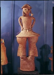 Figurka Haniwa, 250-550 (červená kamenina)