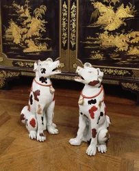 Imari pár sedících psů (porcelán z tvrdé pasty)