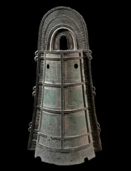 Japonské umění: dotaku (bronzový zvon). Výška: 0,8 m. Civilizace Jajoi (300 př. n. l.-300 n. l.). Paříž, Musée Guimet, Národní muzeum asijského umění