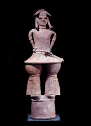 Japonské umění: haniwa (pohřební soška) stojícího válečníka s přilbou, z terakoty. Výška: 1,12 m. Období Kofun (350-550 n. l.). Paříž, Musée Guimet, Národní muzeum asijského umění