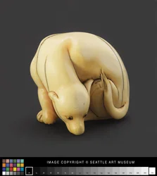 Netsuke modelovaný jako ležící pes, brzy 19. století (Ivory)
