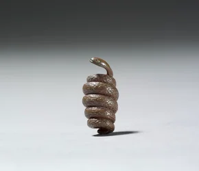 Ojime ve tvaru hada (měď)