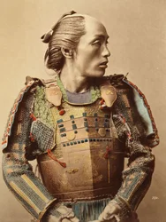 Portrét samuraje ze starého Japonska vyzbrojeného celotělovou zbrojí, 1890