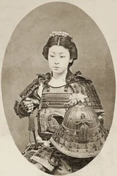 Portrét ženské bojovnice s květinami ve vlasech, kolem roku 1895
