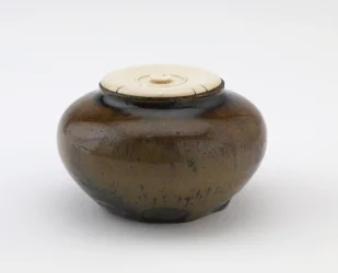 Malá dóza používaná jako krabička na čaj, prefektura Gifu, období Muromachi nebo Momoyama (keramika)