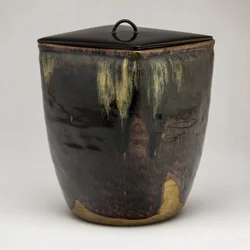 Takatori-Ware Water Jar (Mizusashi) (glazovaná kamenina s lakovaným víčkem)
