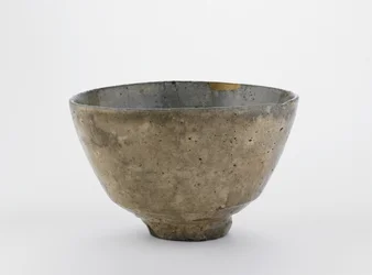 Čajová mísa ve tvaru korejské čajové mísy Ido, prefektura Yamaguchi, období Edo, 18.-19. století (kamenina s bílým skluzem pod popelovou glazurou)