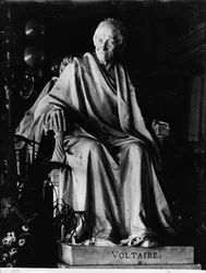 Sedící socha Voltaira (1694-1778)