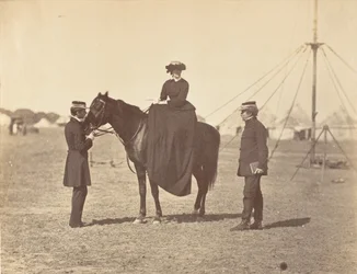 [Lady Canning na svém černém arabovi a lord Clyde, vrchní velitel], 1858-61.