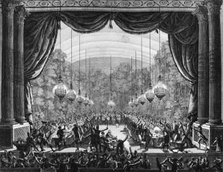 Francouzská revoluce: Banket tělesných strážců 1. října 1789 v operním sále zámku ve Versailles na oslavu příjezdu jejich kamarádů z flanderského pluku. Rytina Berthaut po Prior. Paříž, knihovna Institutu His
