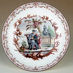 Porcelánový talíř představující čínskou šachovou scénu. Realizoval Jean Michel Liotard (1702-1796). Paříž, dekorativní umění