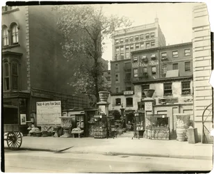 28. ulice mezi Broadwayí a Pátou avenue, asi 1905-18 (želatinová stříbrná fotografie)