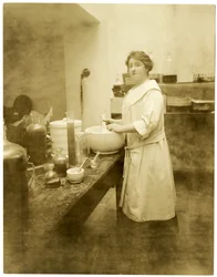 Anne Ann Haviland, parfumér, kolem 1915-28 (želatinová stříbrná fotografie)