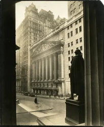 Broad St from Treasury Building, New York, USA, cca 1905-40 (želatinová stříbrná fotografie)