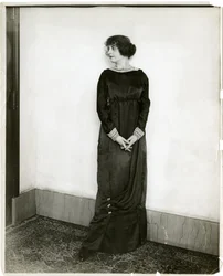 Šaty, přehozené, Gimbels, kolem 1905-18 (želatinová stříbrná fotografie)