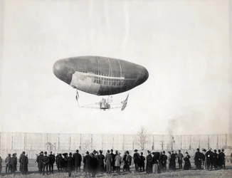 Francoisova vzducholoď v letu z ministerstva dopravy na světové výstavě 1904