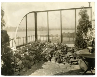 Zahrada paní Reginy Jaisové, cca 1936-37 (želatinová stříbrná fotografie)