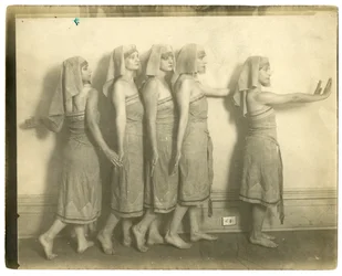 Příprava na vesnické radovánky v Liberal Club, New York, USA, cca 1905-1940