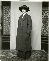 Šedý kabát, Arnold & Constable, cca 1905-18 (želatinová stříbrná fotografie)