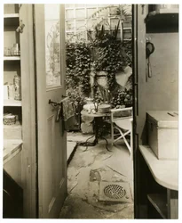 Domov George & Mary Stonehill, umělců, pohled z kuchyňských dveří, Greenwich Village, New York, USA, cca 1936-37 (želatinová stříbrná fotografie)
