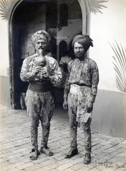 Kejklíři z Asie. (Účinkující ze sekce Tajemná Asie Pike na světové výstavě 1904)