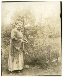 Paní Alzirc Hewitt Wade - 88 let - v zahradě v Ossining, NY, kolem 1905-28 (želatinová stříbrná fotografie)