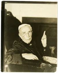 Paní Mary Moore, Brookline, Mass., 91 let, recitující baladu, kolem 1905-27