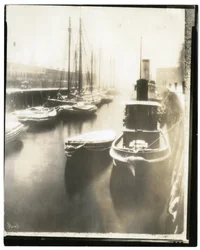 Old T Wharf, Boston, asi 1902-10 (želatinová stříbrná fotografie)