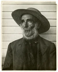Starý muž ve slaměném klobouku, cca 1905-40 (želatinová stříbrná fotografie)