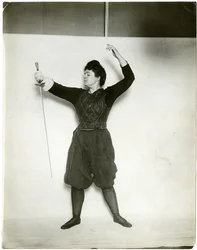 Starý model, cca 1905-18 (želatinová stříbrná fotografie)