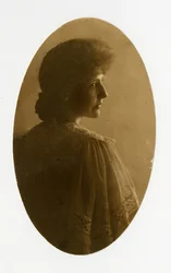 Oválný portrét ženy, cca 1905-40 (želatinová stříbrná fotografie)
