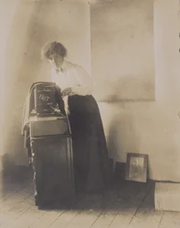 Portrét Lillian Baynes Griffin s fotoaparátem, 1905-10